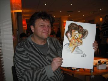 En la foto vemos al caricaturaista holands (supongo) <a href="http://www.karikaturist.nl/">Jan Ibelings</a>, con la caricatura que le hice.