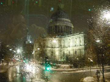 
Foto tomada desde un autobs londinense de la Catedral de St. Paul (San Pablo).